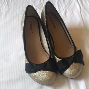 Glitter heels with bow